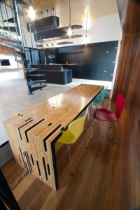 designerski stół drewniany
