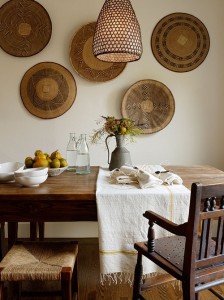 stół z ciemnego drewna rustykalne wnętrze